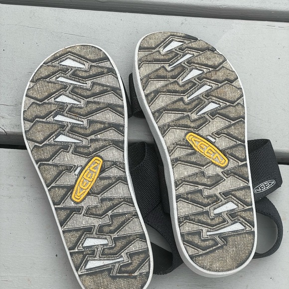Keen Black and White Sandals with Comfortable Straps - Picture 4 of 5